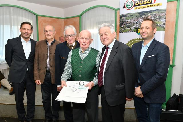 Der Geehrte Johann Kaiser mit Bgm. Jürgen Wiederstein, Stv. Johann Gahleitner, Bez. Obmann Arnold Weixelbaumer, Landesobmann LH a.D. Josef Pühringer und ÖVP Obmann Franz Rechberger (von li. nach re.)