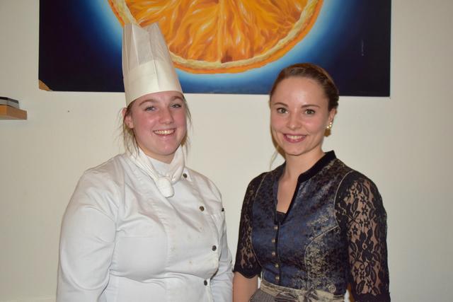 Lea (li.) und Jaqueline präsentierten den Gästen die Speisen- und Getränkefolge. | Foto: Siegele