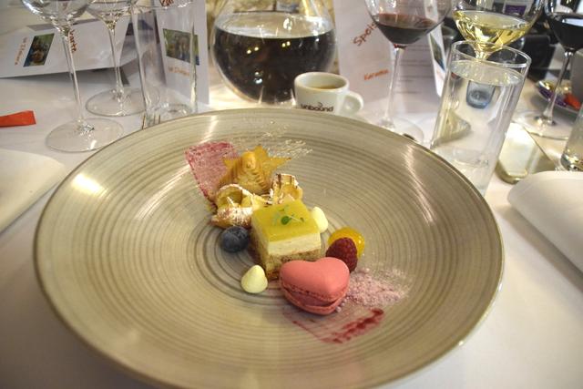 Variation vom Tiroler Spitzenapfel "Jazz", Apfeltörtchen, Macarons, Honig-Eclairs und Walnuss-Krokant-Parfait. | Foto: Siegele