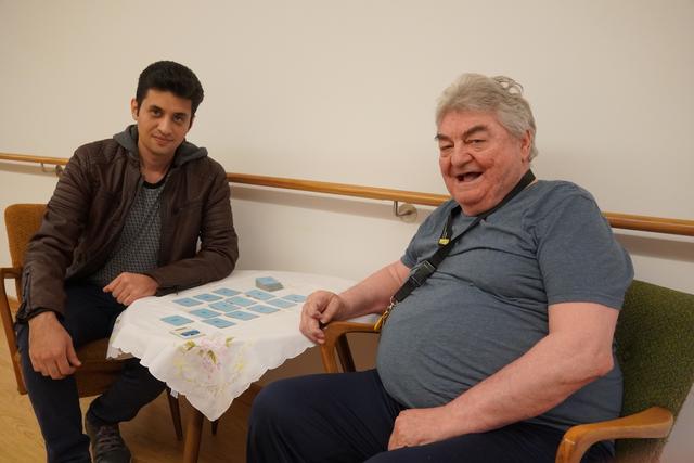 Reza Teimorshorijeh engagiert sich freiwillig im Seniorenheim Werfen. Dort spielt er gerne Karten mit den Bewohnern. Im Bild mit Franz Rettenwander.