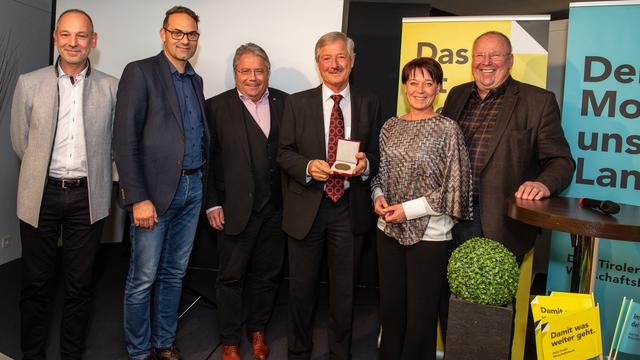 Für seine Verdienste wurde Peter Müller (4.v.l.) mit der Julius-Raab-Medaille ausgezeichnet.