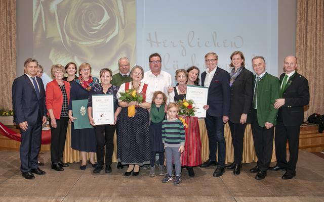 Die ausgezeichneten Wirtinnen aus dem Bezirk Hartberg-Fürstenfeld im Kreis der Gratulanten.
