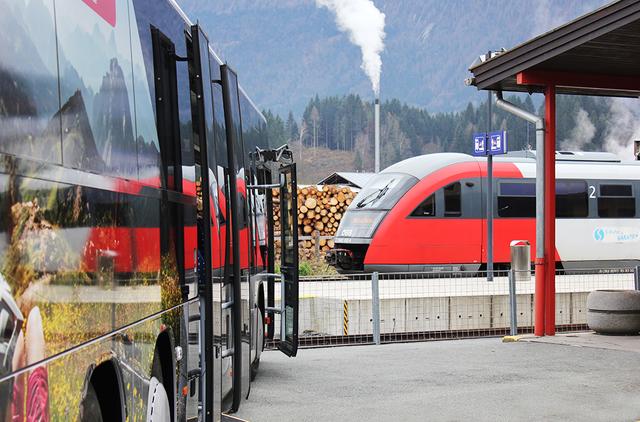 Mit Bus und Bahn kommen Sie komfortabel und umweltfreundlich an Ihr Ziel.