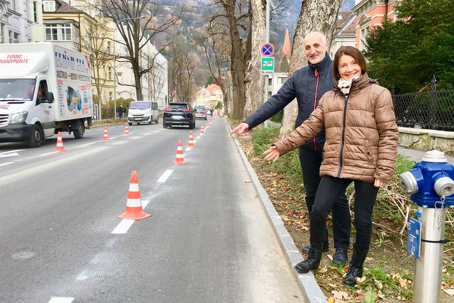 Mobilitätsstadträtin Vizebürgermeisterin Uschi Schwarzl präsentiert mit dem städtischen Radkoordinator Christian Schoder das Ergebnis zur Aufwertung des Radverkehrs in der Kaiserjägerstraße. | Foto: Schuierer-Aigner
