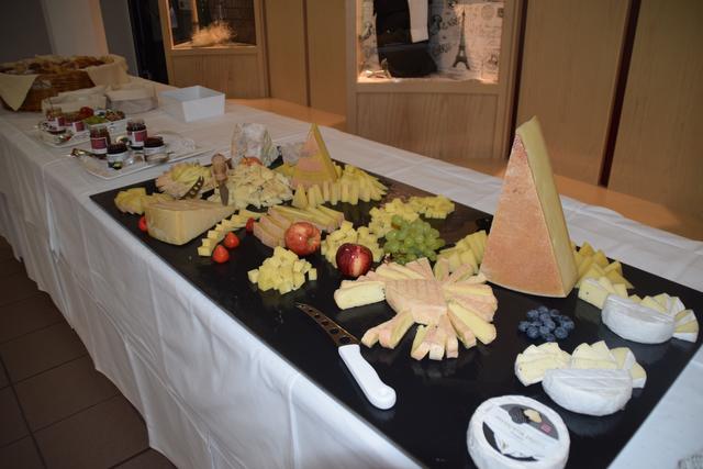 Für Käsekenner: ein regionales Buffet mit verschiedenen Chutneys und Bergbauernbrot. | Foto: Siegele