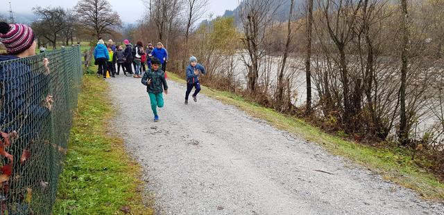 Flott liefen die Schüler entlang des Trepplwegs.