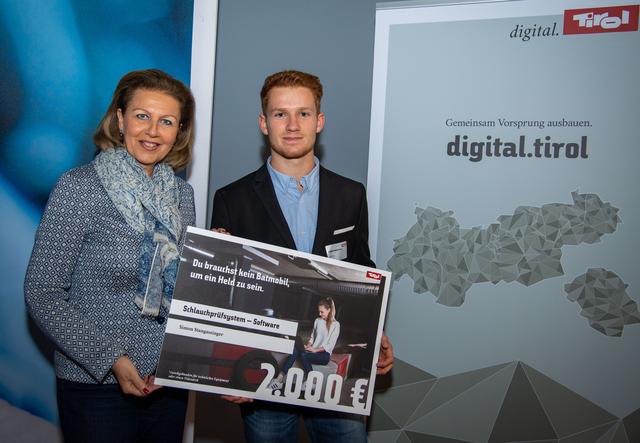 Simon Stangassinger und LRin Patrizia Zoller-Frischauf