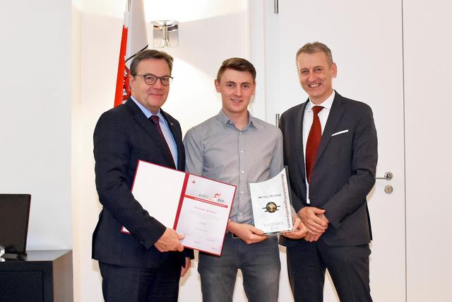 LH Günther Platter gratuliert gemeinsam mit TIWAG-Vorstandsvorsitzenden Erich Entstrasser dem frisch gekürten Bundessieger Christian Gröbner aus St. Anton am Arlberg.