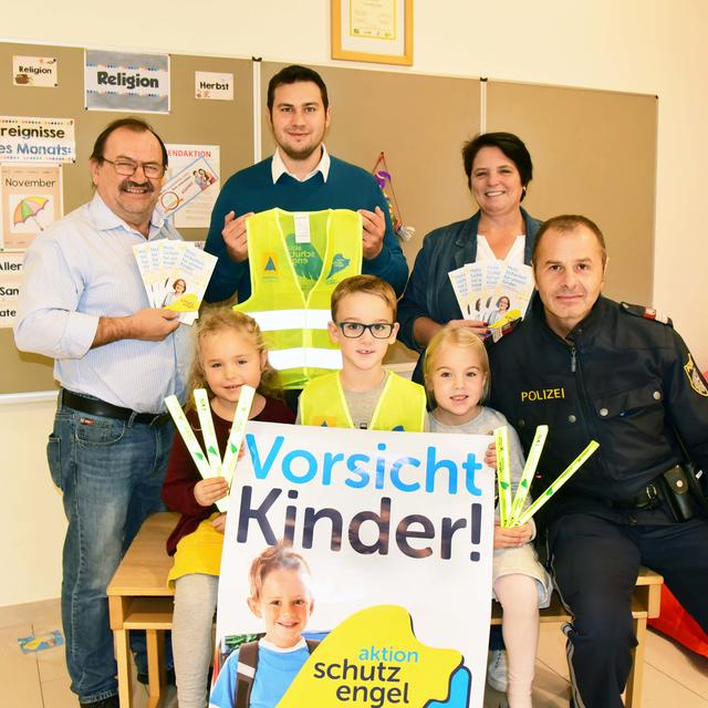 Schulkinder bekamen zusätzlich auch noch Warnwesten.