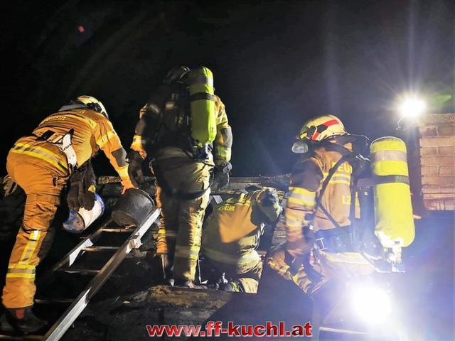 Der Erstangriff wurde unter schwerem Atemschutz über das Stiegenhaus durchgeführt und durch die Überdruckbelüftung unterstützt. Gleichzeitig wurde über das geöffnete Dach ein Außenangriff vorgetragen. | Foto: FF Kuchl