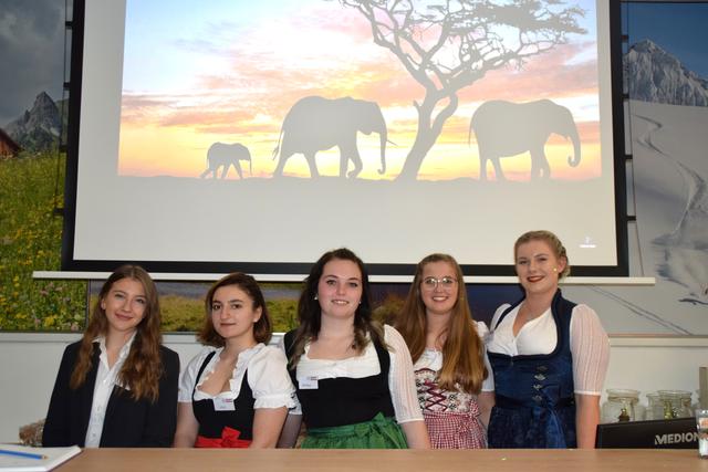 Herzlicher Empfang mit Afrika-Flair: Lea, Ana, Ronja, Natalie und Vanessa (v.li.). | Foto: Siegele