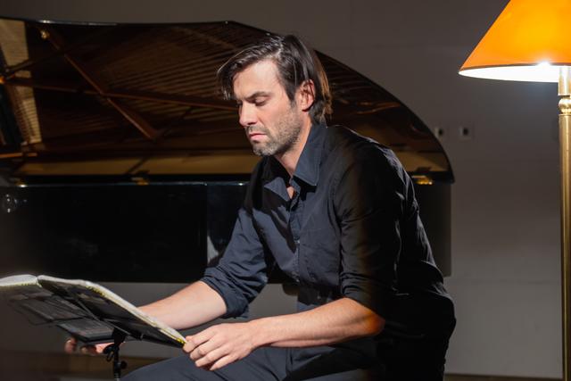 Max Simonischek ist am 12. Dezember im Gemeindezentrum in Lafnitz zu Gast.