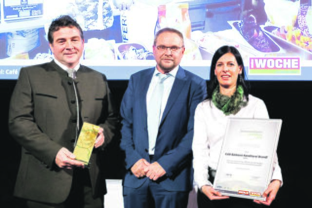 WOCHE Regionalitätspreis 2019. Im Murtal ging der Sieg an die Bäckerei Café-Konditorei Brandl aus der Gemeinde Pölstal. Heinrich Brandl jun. und dessen Lebensgefährtin Karla Hatz mit Murtaler Zeitung-Geschäftsführer und Chefredakteur Wolfgang Pfister bei der Preisübergabe in der Aula der Alten Universität Graz.
