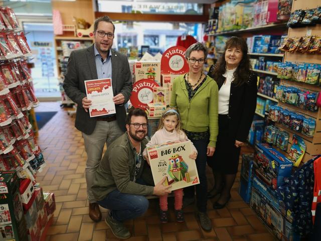 Georg Obereder, Obmann des Landesgremiums des Papier- und Spielwaren Handels der WKO OÖ, Vater Christof Aspöck mit Tochter Johanna, Angelika Ebner und Petra Köck (Piatnik Spiele) (v. li.).