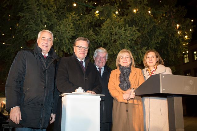 Zusammen brachten Hans-Peter Wagner, Bürgermeister der Gemeinde Breitenwang, LH Günther Platter, Dekan Franz Neuner, LRin Beate Palfrader und LRin Gabriele Fischer den Christbaum am Landhausplatz zum erleuchten.