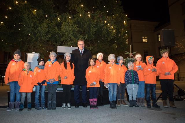 Mit angereist sind auch die Kinder des Sportclub Breitenwang. Hier zu sehen mit LH Günther Platter. | Foto: Land Tirol/Lechner