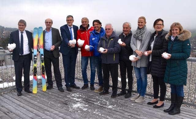 Franz Stöckl und Manfred Krimbacher (Vorstand Sparkasse Kitzbühel), Klaus Winkler (Bgm. Kitzbühel), Ernst Hinterseer jun. (Skischule Rote Teufel), Manfred Hofer (Skischule Element3), Wilfried Leitzinger (Vize-Präsident K. S. C.), Bergbahn Vorstandsvorsitzender Josef Burger, Kathrin Schlechter (Kitzsport), Volksschul-Direktorin Barbara Jenewein und Kindergartenleiterin Monika Schönsgibl.