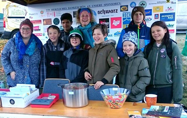 Rebecca Brunner mit Jakob, Hussein, Fabio, Katharina Altmayer, Leonardo, Oskar, Edin und Leonie.