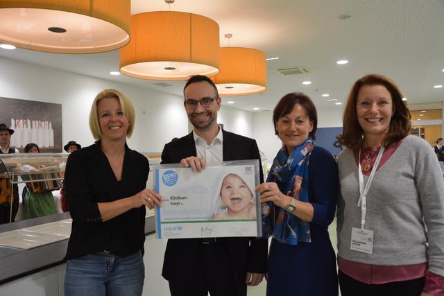 DGKP Irene Hofinger, IBCLC (International Board Certified Lactation Consultant = geprüfte Still und Laktationsberaterin), Ärztlicher Direktor Klinikum Steyr Michael Hubich, DKKP Maria Großauer, IBCLC und Evelyn Kölldorfer-Leitgeb.