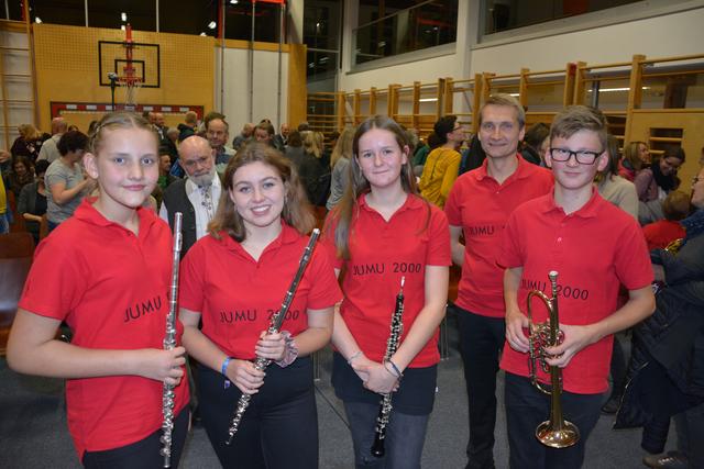 Kapellmeister Hannes Ploner (2.v.r.) mit den JUMU 2000-Solisten Katharina Lanzinger, Lea Spanblöchl, Lara Maier und Sebastian Persterer.