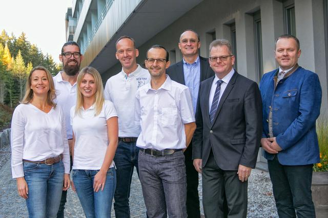 Neues Ärztezentrum im Vortuna, v. l.): Nicola Stumptner, Adrian Mirtl, Helene Höfler, Alfred Reichel, Walter Gußner, Andreas Eckerstorfer (Kaufmännischer Leiter), Wolfgang Hochreiter (Geschäftsführer) und Harald Birngruber (Hotelleitung).