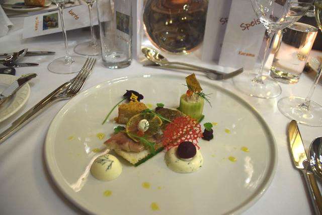 Kalt geräucherter Saibling mit Dillgurken-Sauerrahmmousse und rote Rüben | Foto: Siegele