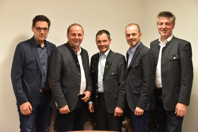 Bauernbunddirektor Peter Raggl, Bauernbundobmann LHSTv. Josef Geisler, Bezirksbauernobmann Hans Gwiggner, LK-Präsident Josef Hechenberger und LK-Bezirksstellenleiter sowie Obmann der Tiroler Almwirtschaft, Josef Lanzinger (v.l.) informierten vor der Herbstkonferenz des Bezirks Kufstein.