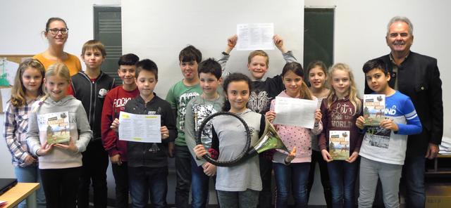 Gespannt folgten die Viertklassler der Volksschule Niederthalheim den Ausführungen von Jäger Gerhard Huemer (r.).