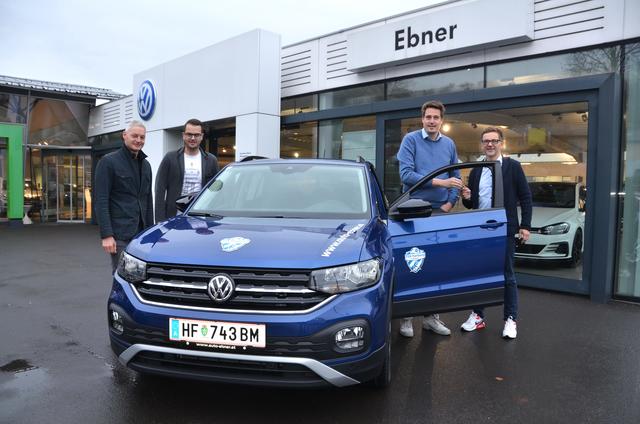 Hannes und Lukas Hofstädter sowie Atohaus Ebner Geschäftsführer Stefan Ebner übergaben Kurt Riedl das neue TSV Dienstfahrzeug (v. l.).