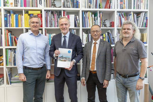Präsentieren das neue Budget: Finanzstadtrat Günter Riegler (2.v.l.) und Co.