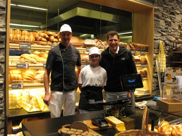 Hineinschnuppern in einen Bäckereibetrieb, im Bild mit Organisator Wolfgang Haas (re.)