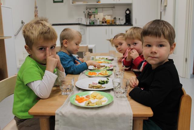 Am Vormittag bereiten die Betreuerinnen gemeinsam mit den Kindern eine gesunde Jause zu. | Foto: BRS/Losbichler