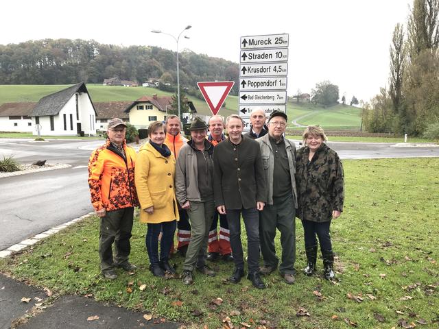 Poppendorfs Jäger mit Obmann Franz Pfister (l.) mit Vizebürgermeisterin Elisabeth Triebl und der Straßenmeisterei Feldbach. | Foto: Jagd Poppendorf