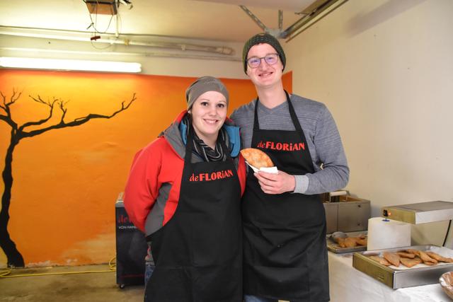 Bianca und Daniel aus Gnadenwald verköstigten die Besucher mit köstlichen Zillertaler Krapfen. | Foto: Michael Kendlbacher