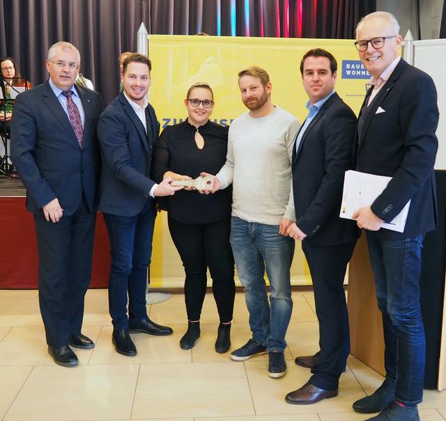 Bürgermeister Franz Dam, Abg.z.NÖ Landtag Berhnard Heinrichsberger, Bewohnerin Julia Gölli und Bewohner Hannes Mehofer, Gedesag Vorstandsdirektor Peter Forthuber, Vizebürgermeister Leopold Weininger