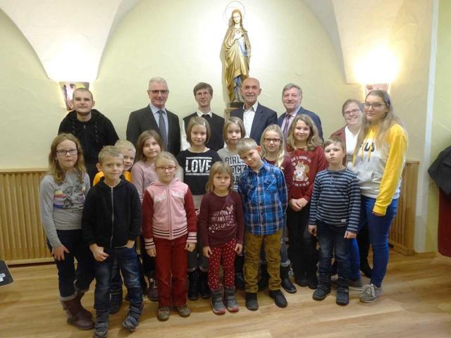 1. Reihe: Schmid Tobias, Holzmüller Andrea, Haidvogl Lisa, Dorn Florian, Peherstorfer Philipp
2. Reihe: Krecek Yasmin, Krecek Dominik, Haidvogl Laura, Freund Agnes und Klara, Schmid Lena, Wagner Johanna, Jungscharleiterin Maria Leopoldseder, Holzmüller Verena
3. Reihe: Seiler Sebastian, Bürgermeister a. D. Johann Hölzl, Pfarrer Pater Bernhard Prem, Bürgermeister Josef Schaden, Vizebürgermeister Günther Prinz