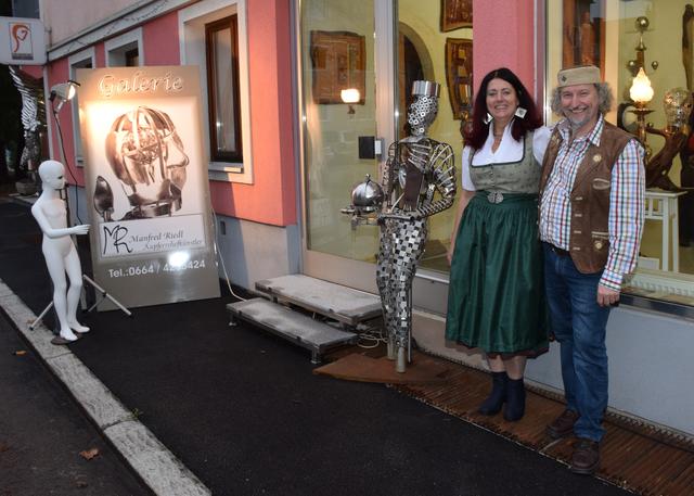 Hilde Krasser und Manfred Riedl präsentierten den neuen Geschenkeladen im Frisiersalon New Look.
