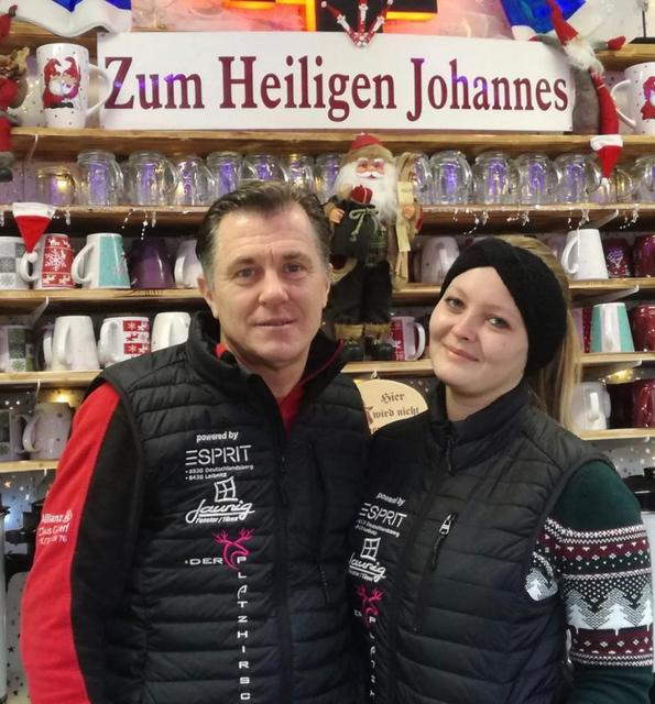 Hannes Kasper und Julia Bernsteiner hegen den "Platzhirsch" am Deutschlandsberger Hauptplatz.