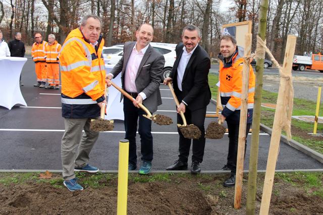 Infrastrukturlandesrat Heinrich Dorner, Baudirektor Wolfgang Heckenast, Projektleiter Martin Prohaska (1. v.l.) und Gerald Gebhardt (1. v.r.) pflanzten den letzten Baum auf der Park & Drive-Anlage in Steinberg-Dörfl