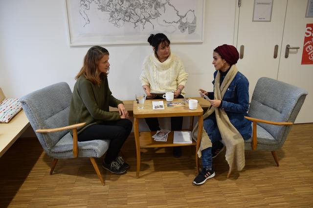 Für Ayat Molhi, Enila Ataie und Sabine Pfeifer (v.r.) ist die Teilnahme an der Dialoggruppe ein fixer Bestandteil ihrer Freizeit.