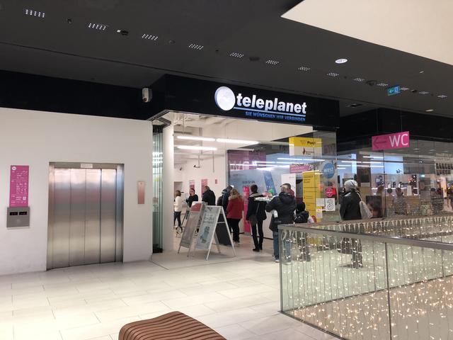 Extrem lange Wartezeiten: Beim Postpartner im EKZ West stehen die Leute auf dem Flur – manchmal quer vor den anderen Geschäftseingängen.