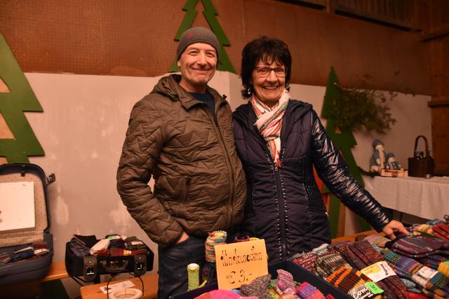 Bei Luis und Margaretha aus Wattens konnte man selbst gestrickte Socken zu kaufen. | Foto: Michael Kendlbacher