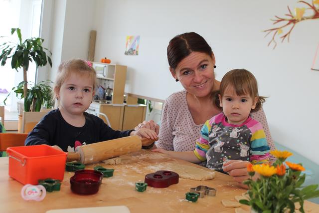 Betreuerin Bettina Starzer backt Vollkornkekse mit Dalia und Jana. | Foto: BRS/Losbichler