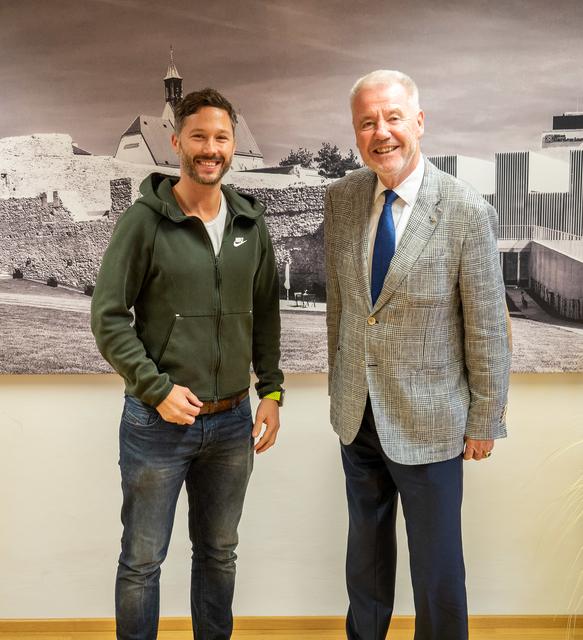 Bürgermeister Klaus Schneeberger gratulierte Bernd Brandstätter zur Übernahme des Restaurants am Domplatz in Wiener Neustadt.