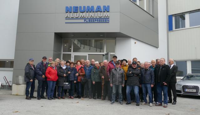 Die Marktler Industriefreunde vor der Besichtigung von Neuman Aluminium.