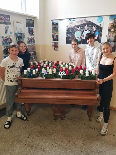 Auch in diesem Jahr hat die Kreativgruppe der PTS Eisenerz Adventkränze gebunden bzw. gesteckt