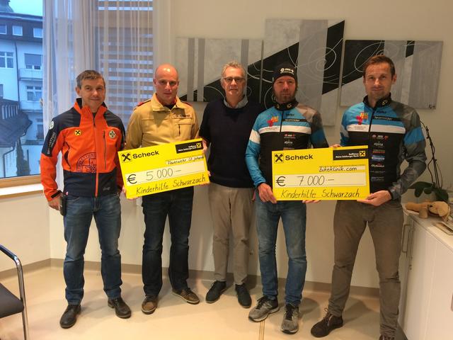 Bei der Spendenübergabe: Christian Steinbacher (Bergrettung), Christian Hofstetter (FF St. Johann), Josef Riedler (Kinderspital Schwarzach), Alex Scheer und Ernst Döller (Bikeklinik)