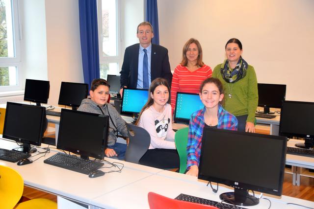 26 neue Computer für die NMS Horn: Die Mittelschüler Niklas Walter, Sophie Weiß und Emily Pöll sowie die Pädagoginnen Nicole Hofmann und Martina Auß und Bgm. LAbg. Jürgen Maier freuen sich über die neue Ausstattung.