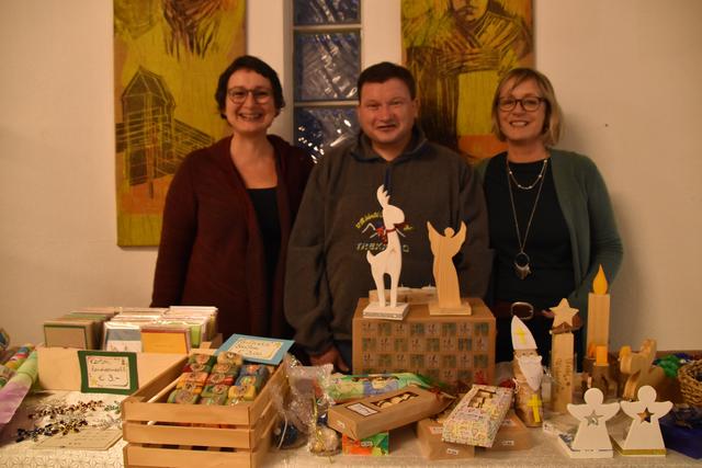Angela, Franz und Eva vom WIR gemeinnützige GmbH stellten weihnachtliche Sachen aus. | Foto: Michael Kendlbacher