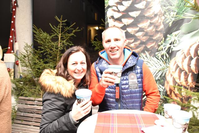 Bettina und Christian ließen es sich mit einem Becher Glühwein gut gehen. | Foto: Michael Kendlbacher